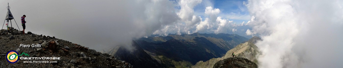 64 Panoramica dal Pizzo del Diavolo con nebbie vaganti.jpg